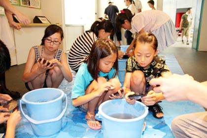 親子16人参加した鎚起銅器小皿製作体験