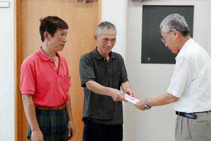 県央食品衛生協会三条支部がはし供養祭で寄せられた善意を11,000円余りを三条市社会福祉協議会に寄付、左から三条支部の矢部副支部長、岩城支部長、三条市社協の小林事務局長