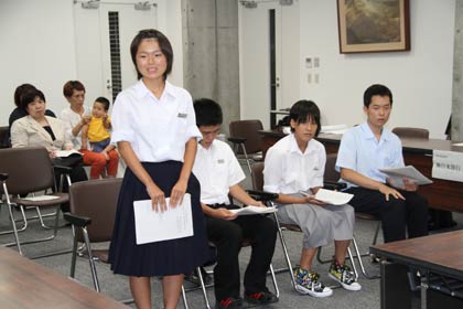 質問に答える4人