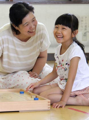 20日、燕市白山町児童館で行われたカロムの出張練習