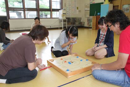 初めてのカロムにすっかり夢中