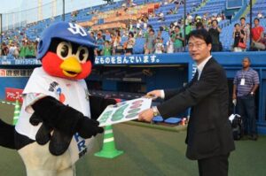 つば九郎にギャランティーの目録を贈呈する鈴木市長