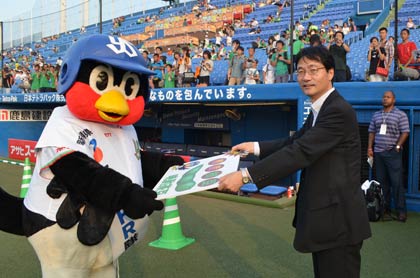 つば九郎にギャランティーの目録を贈呈する鈴木市長