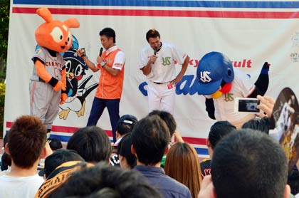 神宮球場正面玄関前で行われたイベントでつば九郎が巨人のジャビットと共演