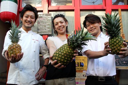 31日の三条マルシェに共同出店する3人、左からビストロニプルの金子さん、三条プロレスカフェの多賀さん、カラオケスナックKiKiの結城さん