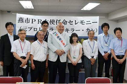 ネスパスの職員と気さくに記念写真に写るカンさん