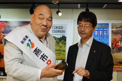 鈴木市長の案内でネスパスで開かれている燕の洋食器即売会を見学するカンさん