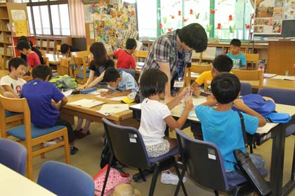 ボランティアの大学生が先生役となって児童を指導