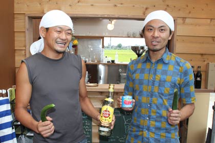 「200メートルいちび」の「つばめるしぇ」に「わかめるしぇ」として出店する樋浦さん(左)と田中さん