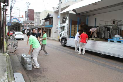 24日正午から始まった「燕笑店街イベント第13回200メートルいちび」の会場設営