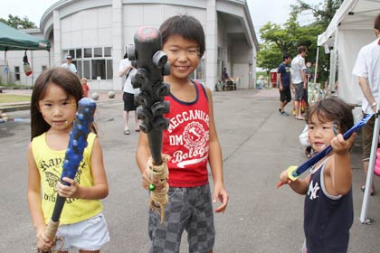 24日午後2時まで燕市交通公園で行われている「プレいちび in 燕市交通公園」、フェースペイントをした子どもたち