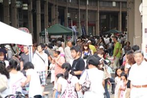 24日開かれた燕笑店街イベント「200メートルいちび」は3.8万人の人出