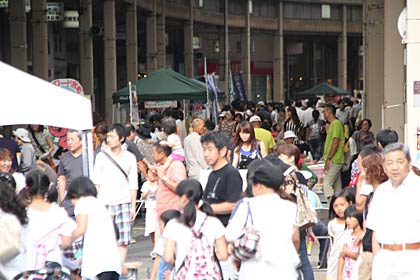 24日開かれた燕笑店街イベント「200メートルいちび」は3.8万人の人出