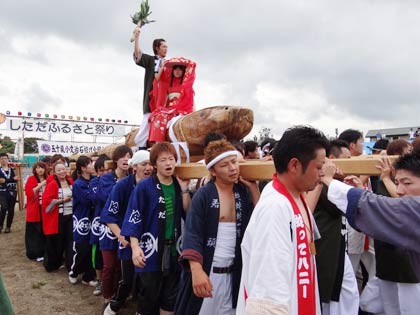  24日行われた「しただふるさと祭り～雨生の大蛇祭」で大蛇を担ぐ