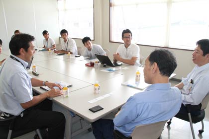 シマト工業を訪問した慶応大SCMチーム