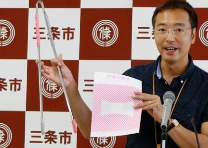 三条スポーツゴミ拾い大会 in 燕三条工場の祭典で使う三条市の(有)永塚製作所が製造するゴミ拾い専用トング「MAGIP」を紹介