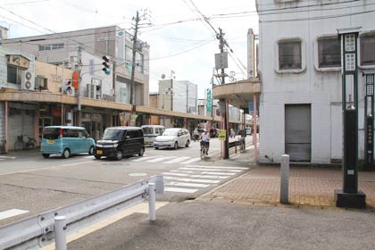31日の三条マルシェの会場になる中央商店街と右の小路が「100のプログラム」でワークショップと青空将棋が行われる本寺小路