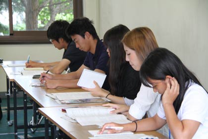 健康づくり課のヒアリングを行うSCMチームの学生