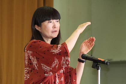 2学期の始業式で壁画について話す松井さん