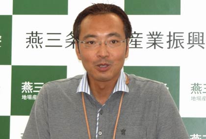 燕三条地場産業振興センター理事長として記者会見する国定三条市長