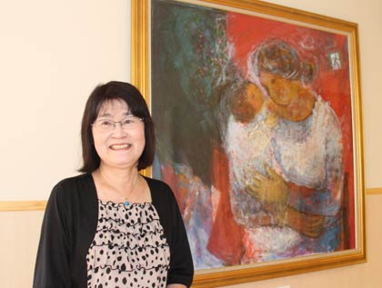 06年の県展奨励賞受賞作「母子（おやこ）」をきららおひさま保育園に寄贈した洋画家横山静江さん