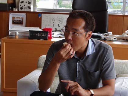 三条産小麦で作ったパンを試食する国定市長