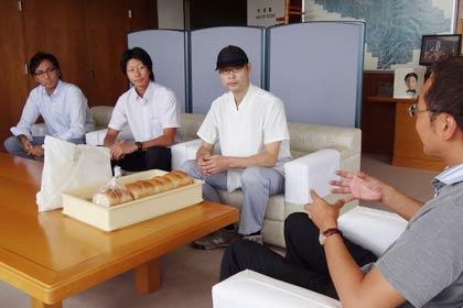 左から燕三条イタリア野菜研究会の白野事務局長、内山会長、「サン・フォーレット」の磯辺さん、国定市長