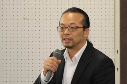 スマートウエルネス三条推進講演会「ドイツの地方都市はなぜ元気なのか」で講演するドイツ・エアランゲン在住のジャーナリスト高松平藏さん