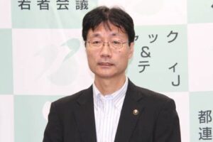 30日、定例記者会見を行う鈴木燕市長