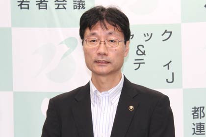 30日、定例記者会見を行う鈴木燕市長