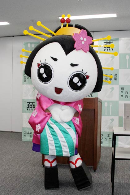 ついに着ぐるみとして3D化した燕のゆるキャラ、きららん