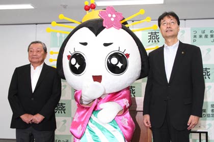 左から燕市観光協会会長の山崎燕商議所会頭、きららん、鈴木燕市長で記念撮影