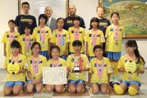 第4回全日本女子ドッジボール選手権全国大会で準優勝して小池加茂市長を表敬訪問し、記念撮影する「KENOHホワイトエンジェルス」