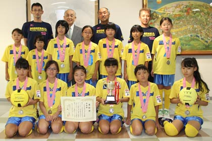  第4回全日本女子ドッジボール選手権全国大会で準優勝して小池加茂市長を表敬訪問し、記念撮影する「KENOHホワイトエンジェルス」