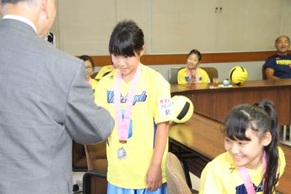 選手一人ひとりと握手する小池市長