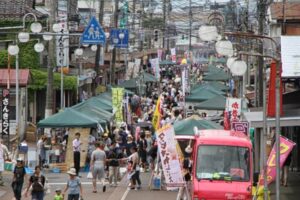 人出が1万7,400人にとどまったといえ相変わらずのにぎわいだった31日の三条マルシェ