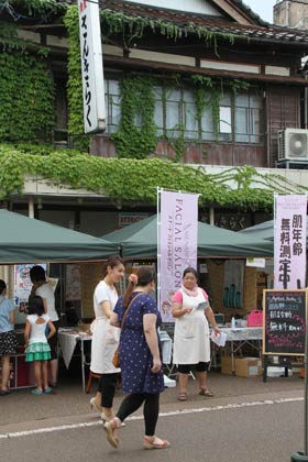 歴史的建造物として調査された三条の焼き肉の聖地「さんきらく」のツタがはう建物と三条マルシェの不思議なマッチング