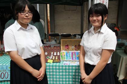 美術部の風間副部長(左)と熊倉部長