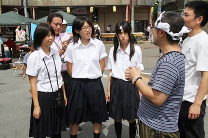 「100のプログラム」のラジオ体操の話を聞く生徒