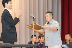 火災を早期発見して大きな火事になる前に食い止めた燕南野球スポーツ少年団に燕・弥彦総合事務組合から感謝状、燕南小で管理者の鈴木市長から野口監督へ