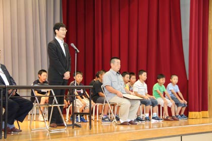 燕南小での感謝状贈呈式