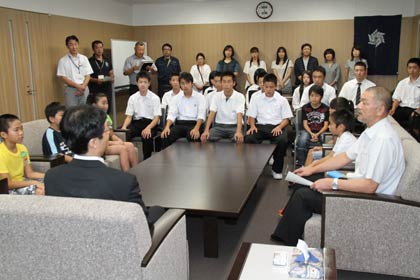 鈴木燕市長を表敬してこの夏の空手の全国大会の成績を報告する燕真空手塾