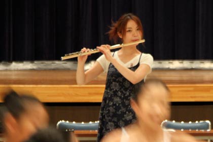 子どもたちの演奏にあわせてフルートを吹く本宮さん