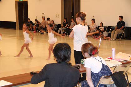 子どもたちの練習のようすを見守る