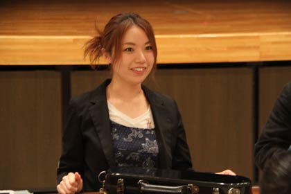  子どもたちの演技を見て子どもたちと話す本宮さん