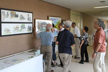 17日まで済生会三条病院で開かれている宇賀治徹男＆サークルみづゑ第10回作品展の展示作業のようす