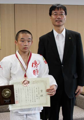 第10回全国小学生学年別柔道大会小学6年生男子50kg級で3位となった新潟市・白根柔道連盟鳳雛塾所属の小中川小6年野島皐君が鈴木燕市長を表敬