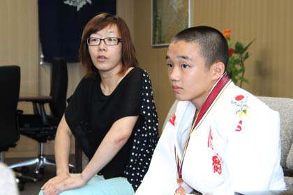 母成子さんと市長室を訪れた皐君