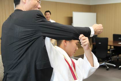 鈴木市長を相手に背負い投げをかけるところを実演してみせる皐君