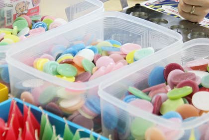 ワークショップ用のキャンドルをつくるためのコイン型の“ろう”のチップ